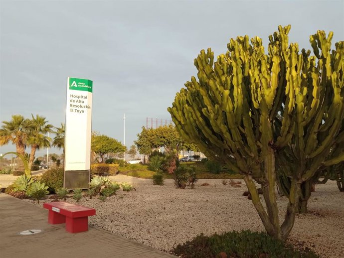Archivo - Acceso al centro hospitalario de alta resolución de El Toyo (Almería).