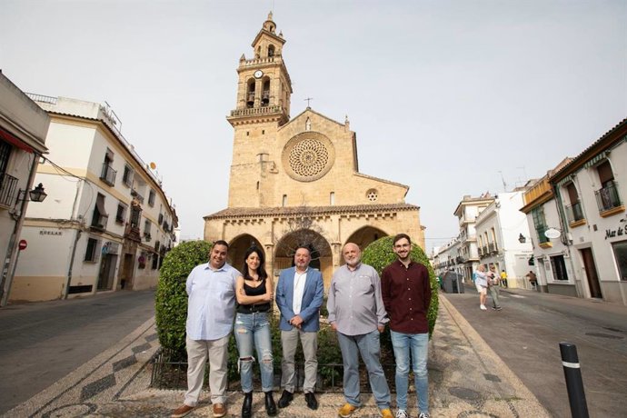 Cintia Bustos con representantes del programa de Semana Santa 'El Relevo'.