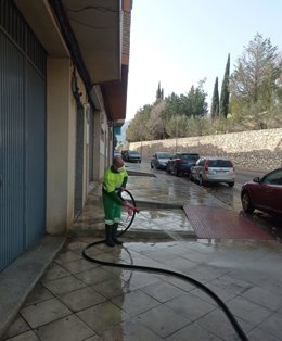 Archivo - Trabajos de limpieza por parte de un operario de FCC.