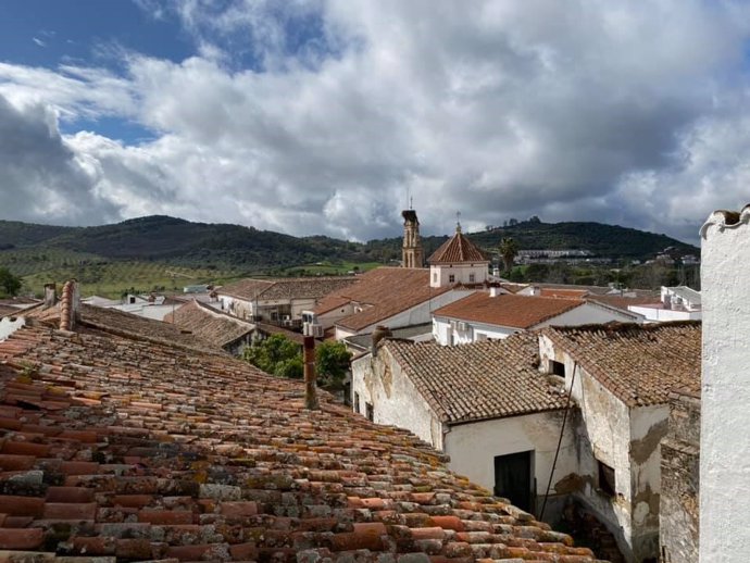 Archivo - Cazalla de la Sierra, en pleno corazón de la Sierra Morena sevillana, una de las comarcas andaluzas más afectadas por la despoblación. 