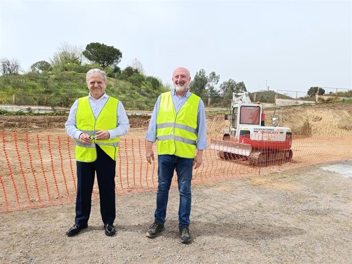 El presidente de la Diputación de Córdoba, Salvador Fuentes (izda.), y el jefe de Producción de Emproacsa, Gabriel Benítez, visitan las obras que se llevan a cabo en Sierra Boyera.