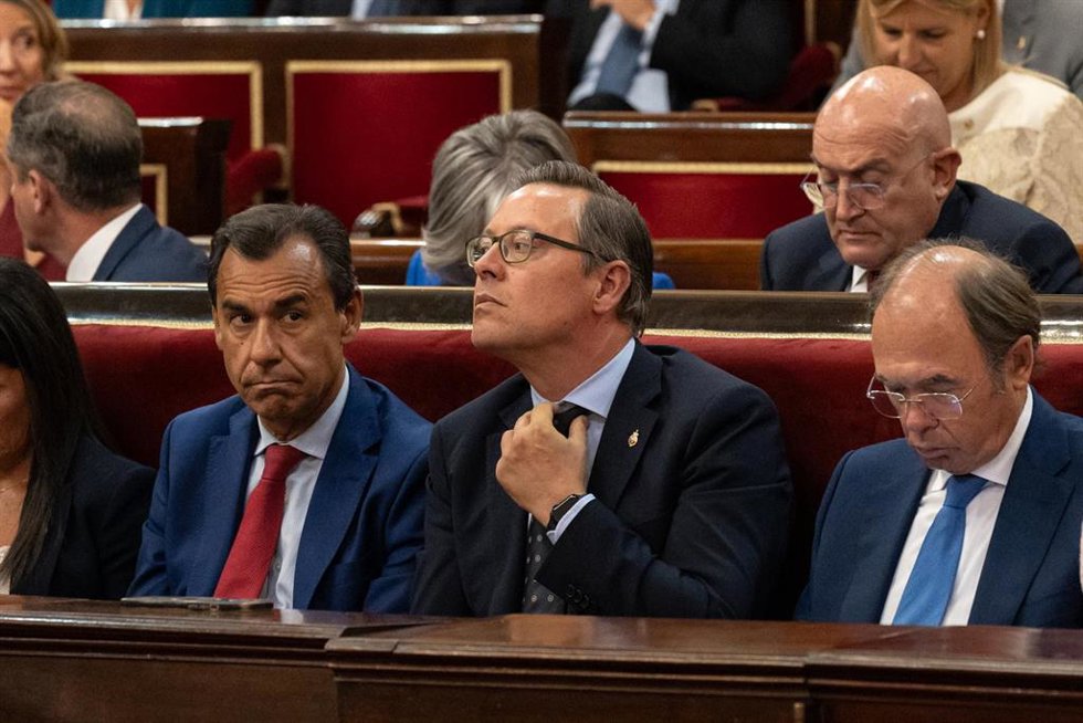 Archivo - Los senadores del Partido Popular, Fernando Martínez Maíllo; Alfonso Serrano; y el vicepresidente segundo del Senado, Pío García Escudero; durante de la Sesión Constitutiva, en el hemiciclo de la Cámara Alta, a 17 de agosto de 2023, en Madrid