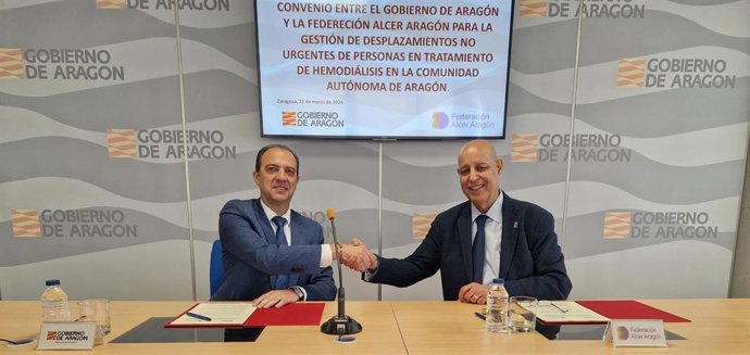 El consejero de Sanidad, José Luis Bancalero Flores, y el presidente de ALCER Ebro, Francisco Mohand Amar, tras la firma del convenio.
