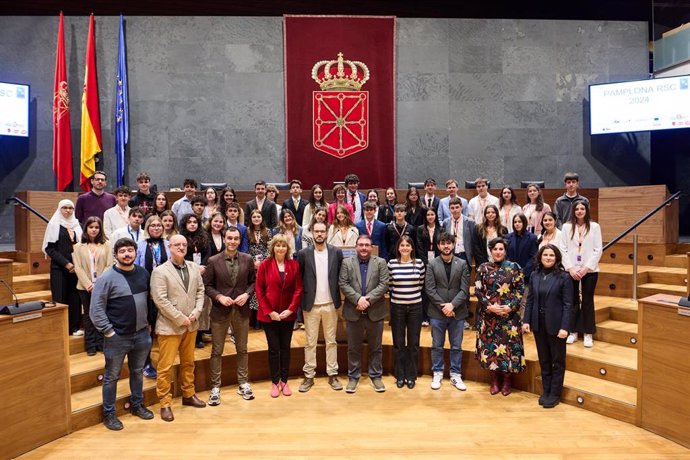 Foto de familia con los participantes en la la primera Sesión Regional del Parlamento Europeo Joven