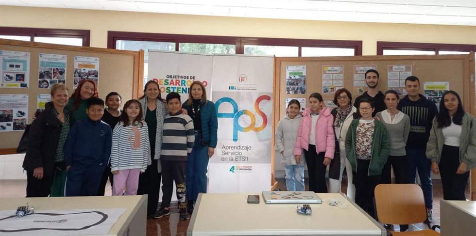 El alumnado del proyecto "Robotízate" de la ETSII en el Polígono Sur expone los resultados de la iniciativa