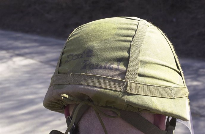 Archivo - March 8, 2000 - Kacanik, Kosovo, Yugoslavia - Helmet graffiti on a Swedish combat engineer's helmet during de-mining in the pass just south of Kacanik, Kosovo, Yugoslavia, March 8, 2000..Mines planted by Serb forces and unexploded ordnance drope