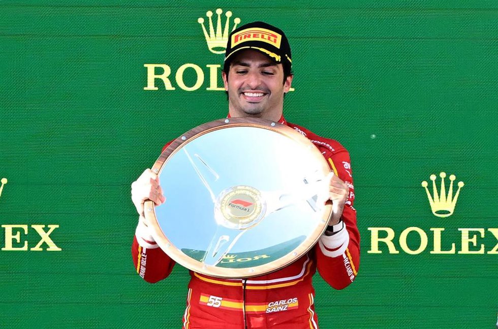 Carlos Sainz con el trofeo por su victoria en el Gran Premio de Australia
