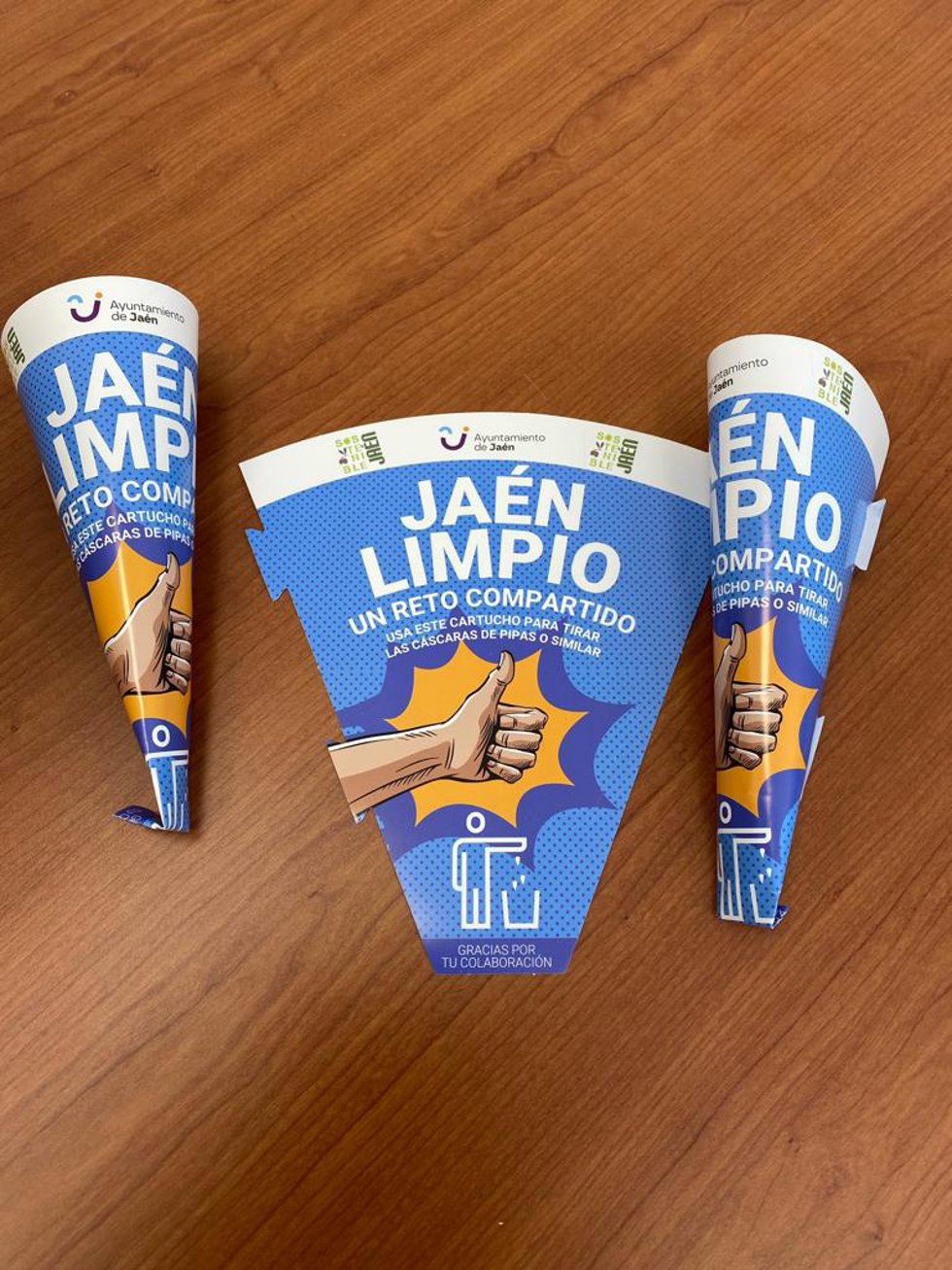 Conos de cartón para que la ciudadanía colabore con la limpieza de Jaén en Semana Santa.