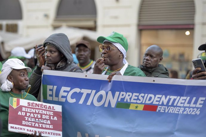 Archivo - February 17, 2024, Rome, Italy: Women make noise with whistles during the protest organized by the Senegalese activists of Pastef party in Rome. Pastef (''Patriots of Senegal'') and PUR (the ''Unity and Gathering Party'') parties activists in It