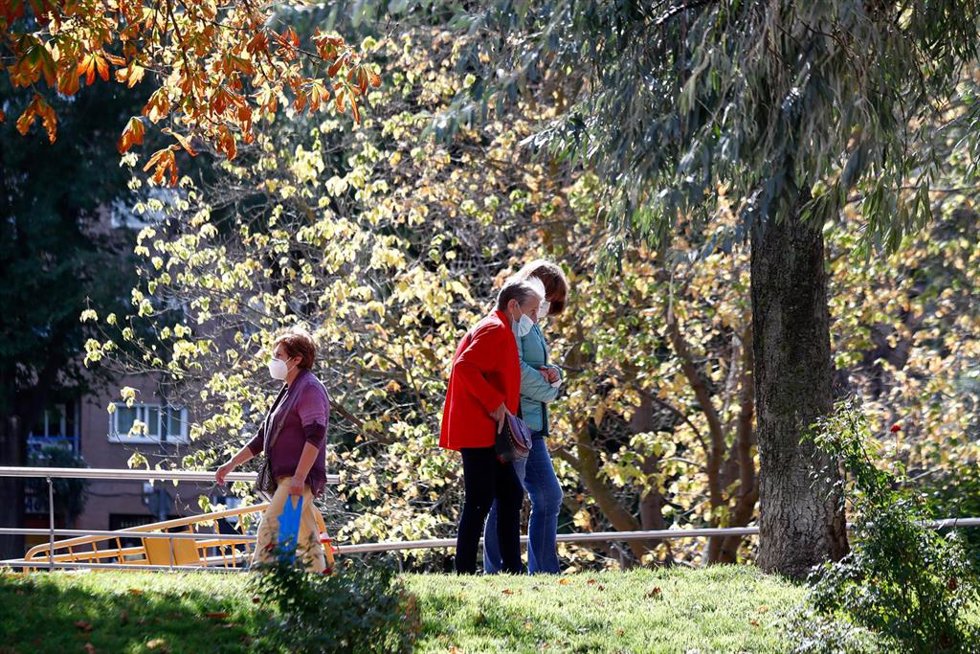 Archivo - Tres ancianos caminan por un parque ubicado en Valleaguado, Coslada, Madrid (España)