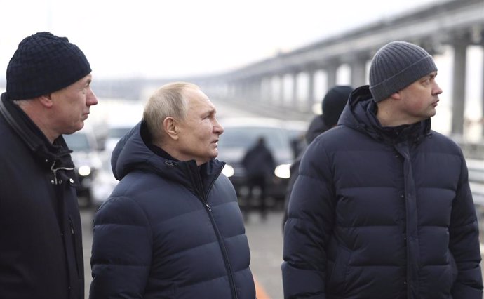 Archivo - El presidente ruso, Vladimir Putin, visita el Puente de Kerch en una imagen de archivo