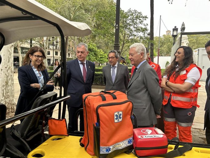El alcalde de Sevilla, José Luis Sanz, ha visitado este domingo el dispositivo fijo de asistencia sanitaria de la Plaza Nueva con motivo de la Semana Santa.
