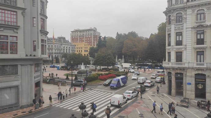 Archivo - Plaza de la Escandalera, gente por la calle, Oviedo