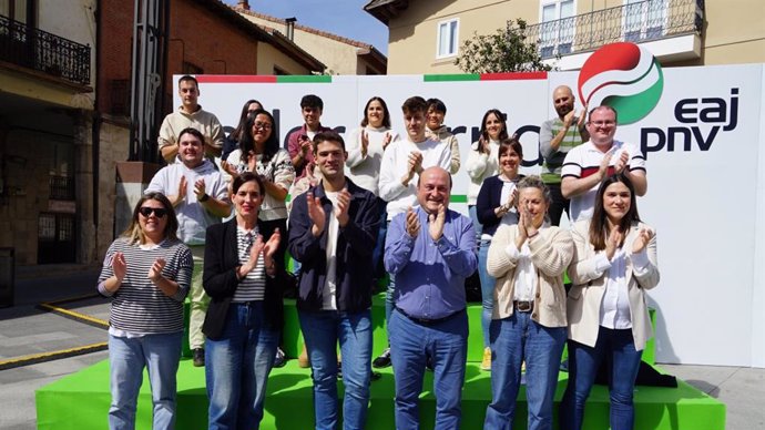 El presidente del PNV, Andoni Ortuzar, en un acto con candidatos a las elecciones vascas en Álava.