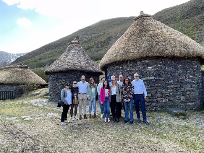 Visita de la Diputación de León a Castro de Chano.