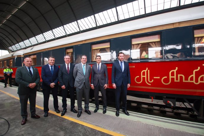 Foto de familia presida por el ministro de Transporte y Movilidad, Oscar Puente (D), a 22 de marzo de 2024, en Sevilla, Andalucía (España). 