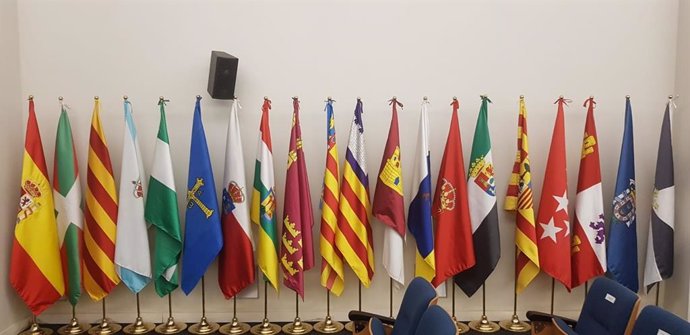 Archivo - Imagen de las banderas de las CCAA.