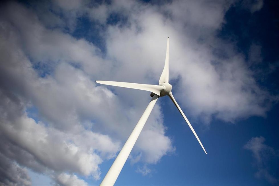 Un aerogenerador en el parque eólico de Vilachá, a 15 de marzo de 2024, en Lugo, Galicia (España).