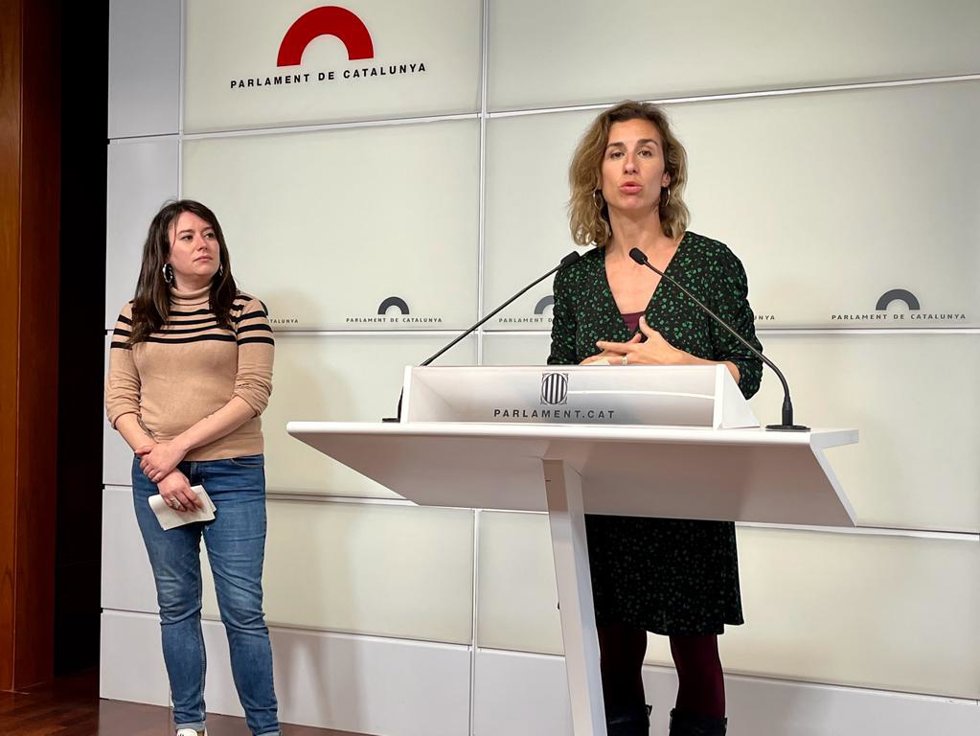 Archivo - Las diputadas de la CUP Laure Vega y Laia Estrada en una rueda de prensa en el Parlament