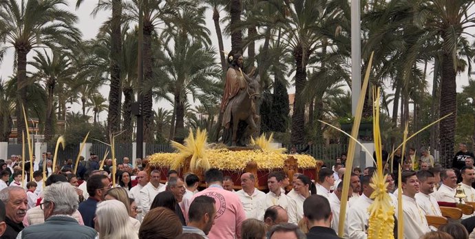 Más de 65.000 ilicitanos celebran el Domingo de Ramos con las tradicionales palmas blancas