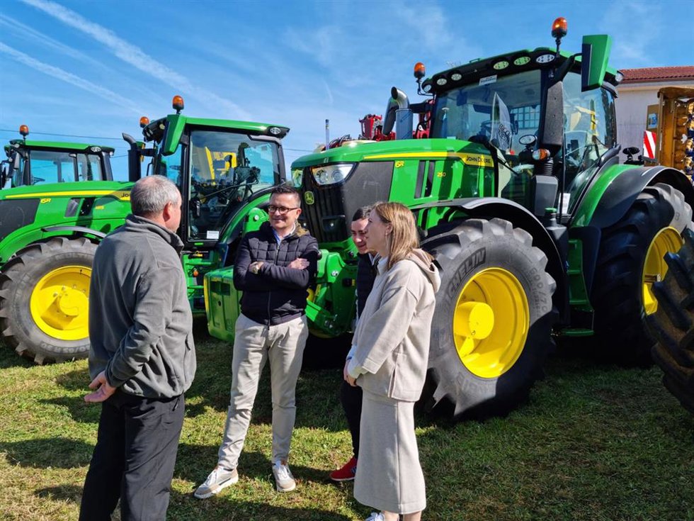 El conselleiro do Medio Rural en funciones, José González, en la feria de maquinaria y productos agricolas de Boimorto