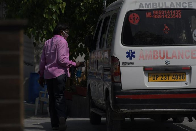 Archivo - Ambulancia en Delhi, India