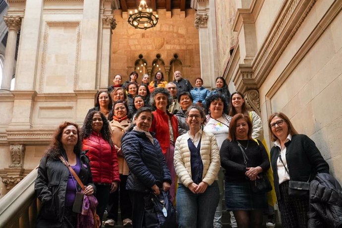 Un grup de treballadores de la llar visiten l'Ajuntament de Barcelona