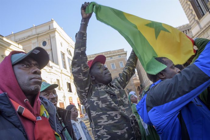 Archivo - February 17, 2024, Rome, Italy: A protester waves the Senegalese flag with his hands during the protest organized by the Senegalese activists of Pastef party in Rome. Pastef (''Patriots of Senegal'') and PUR (the ''Unity and Gathering Party'') p