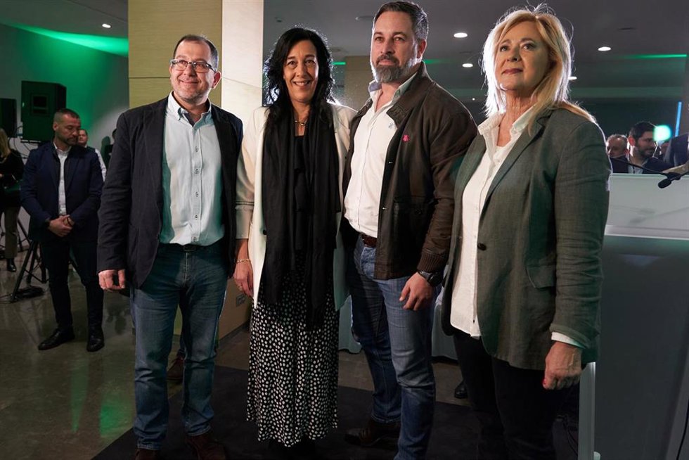 (I-D) El candidato de VOX por Guipúzcoa, Andrés Paramio; la candidata de VOX por Álava, Amaia Martínez; el presidente de VOX, Santiago Abascal, y la candidata de VOX por Vizcaya, María Pérez, 