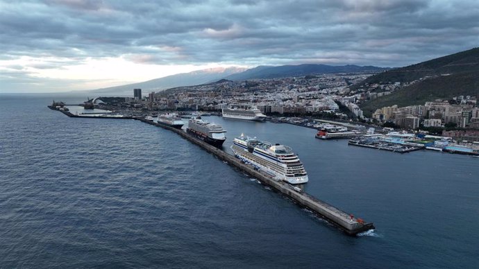 Archivo - Cruceros en el Puerto del Santa Cruz de Tenerife