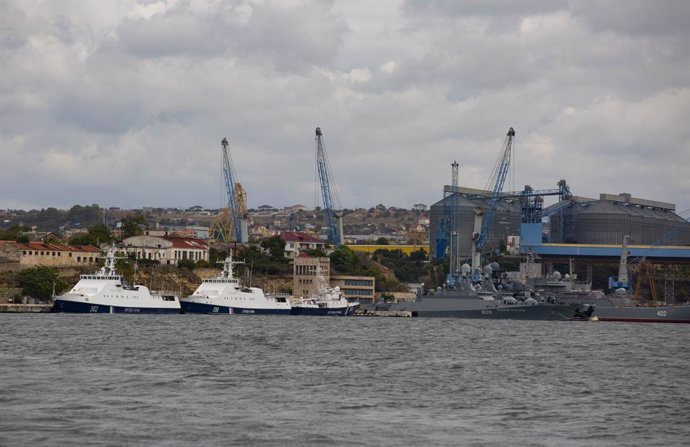 Archivo - Sep 26, 2021 - Sevastopol, Crimea - in the photo, you can see the military ship Vyshny Volochyok and the coast guard boats. Vyshny Volochyok is a small missile ship of project 21631 "Buyan-M", the sixth ship of the series. It is part of the Russ