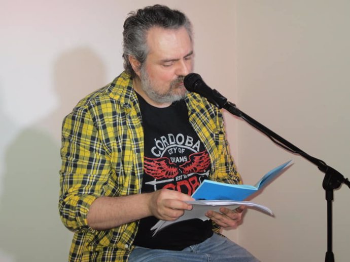 El poeta y editor Luis Sánchez Martín en su anterior recital en los Lunes Literarios