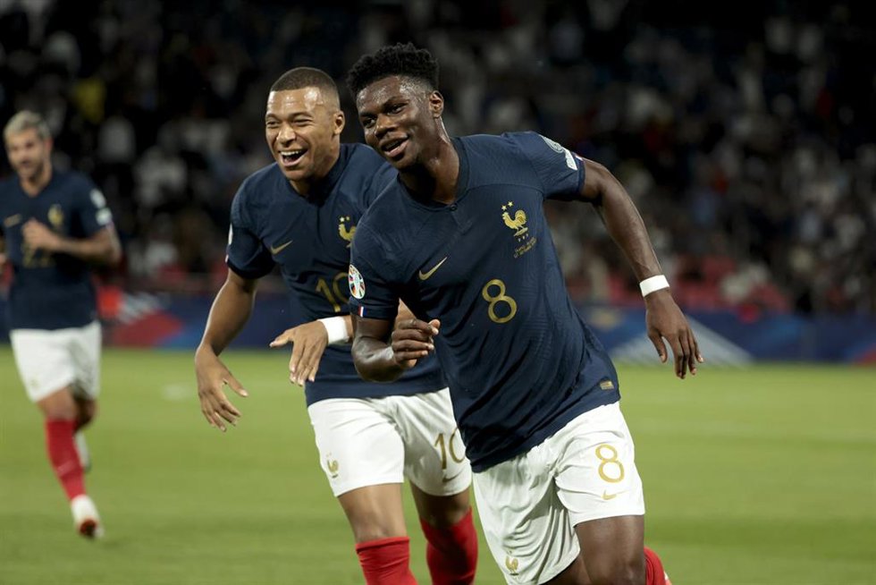 Archivo - Aurélien Tchouaméni y Kylian Mbappé con la selección francesa