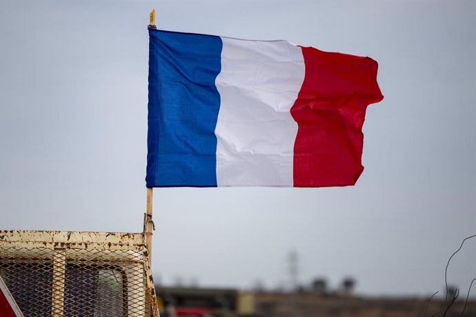 Archivo - Una bandera de Francia en un tractor de agricultores franceses durante el corte de la A-9 francesa en las inmediaciones de la frontera con España, a 1 de febrero de 2024, en Le Boulou (Francia). Agricultores franceses han cortado hoy a mediodía 