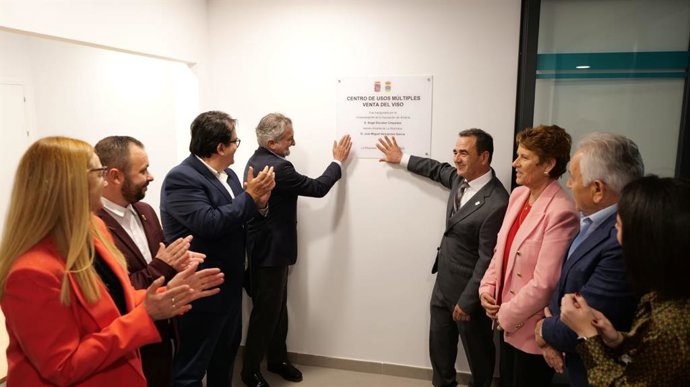 La inauguración del Centro de Usos Múltiples de la Venta del Viso (Almería) acoge a más de 400 vecinos este domingo.