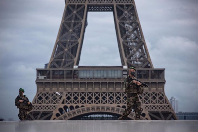 Archivo - Dispositivo de seguridad en la Torre Eiffel de París