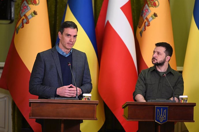 Archivo - El presidente del Gobierno, Pedro Sánchez (i), ofrece declaraciones a los medios de comunicación tras reunirse con el presidente de Ucrania, Volodimir Zelenski (d), a 21 de abril de 2022, en Kiev (Ucrania). Sánchez despegó ayer miércoles 20 de a