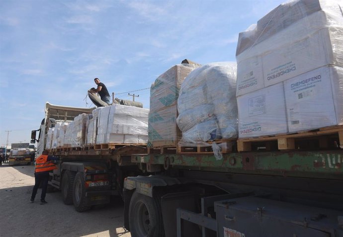 Archivo - Convoy con ayuda humanitaria destinada a la Franja de Gaza