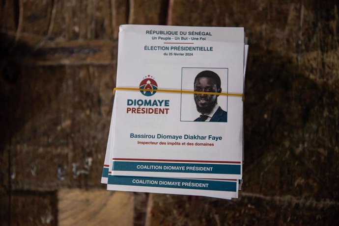 Papeletas de Diomaye Faye en los colegios electorales de la primera vuelta de las elecciones de Senegal