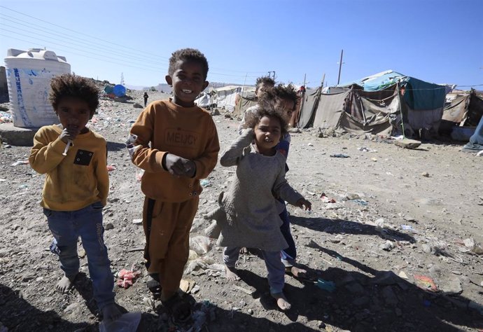 Archivo - Niños yemeníes en un campamento de desplazados