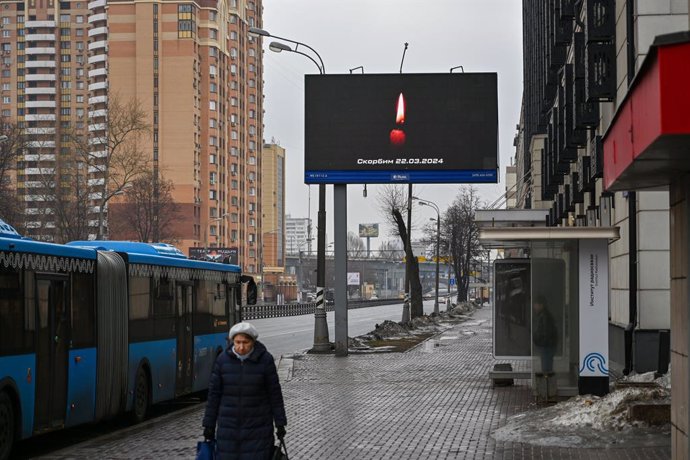 Cartell que mostra la imatge d'una vela per plorar a les víctimes de l'atac terrorista a Moscou, Rússia