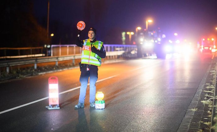 Archivo - La Policía de Alemania en un accidente de tráfico