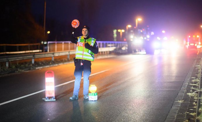Archivo - La Policía de Alemania en un accidente de tráfico