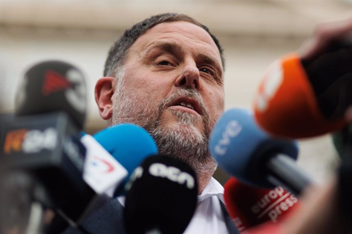 El president d'Esquerra Republicana (ERC), Oriol Junqueras, atén als mitjans de comunicació després de quedar aprovada la Llei d'amnistia, durant una sessió plenària, en el Congrés dels Diputats