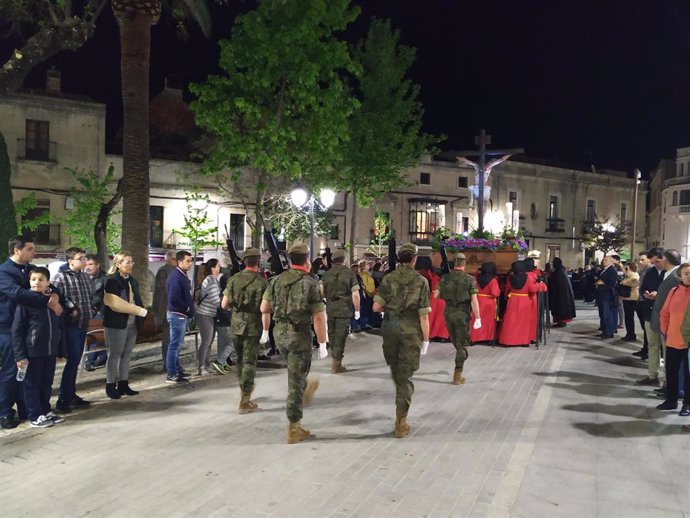 Archivo - Militares acompañan a la Cofradía de las Batallas en Cáceres