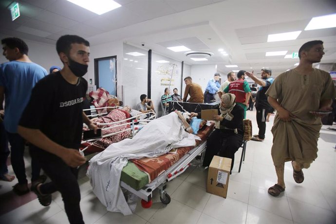 Archivo - Palestinos en el interior del Hospital Al Shifa, en el norte de la Franja de Gaza, durante la ofensiva militar lanzada por Israel contra el enclave (archivo)
