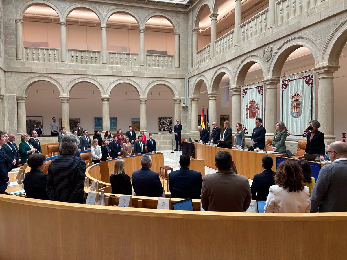 El pleno del Parlamento dedica un minuto de silencio a Javier Márquez y los guardia civiles fallecidos en Sevilla