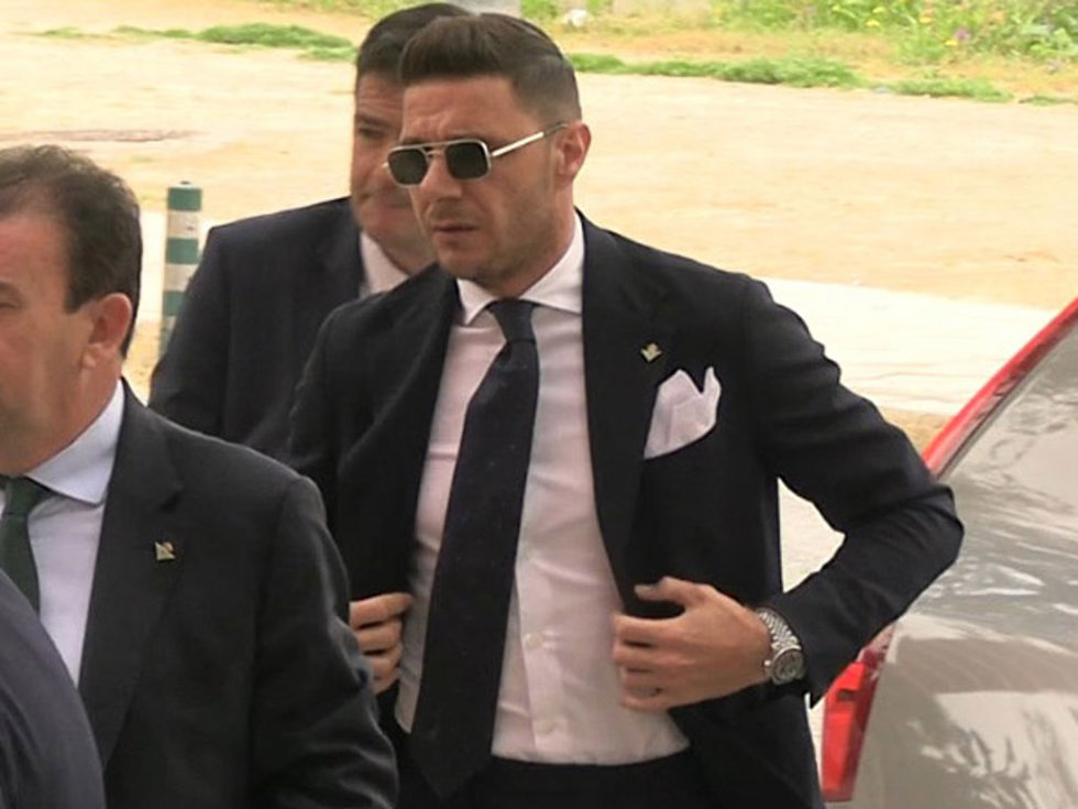 Joaquín Sánchez llegando al tanatorio de Ruiz de Lopera en Sevilla