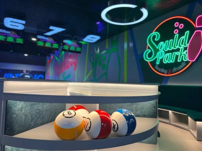 Sould Park Bowling, en un espacio de 1.300 metros cuadrados, ofrecerá también, junto a la bolera y el sport bar,  una zona arcade con simuladores de realidad virtual, canastas de baloncesto, motos de Fórmula 1 y coches de Fast&Furious, entre otros.