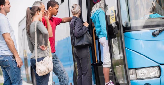 Viajeros subiendo a un autobús